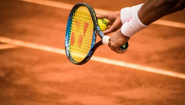 Beginnende tennis-serve met racket